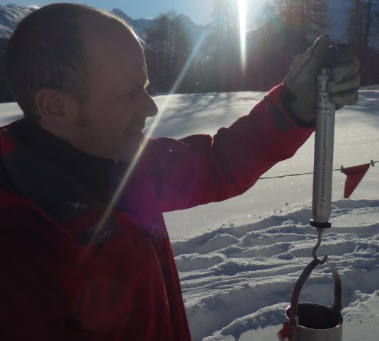 WSL – Institute for Snow and Avalanche Research SLF and Pesola develop a Scale to Measure the Snow Water Equivalent